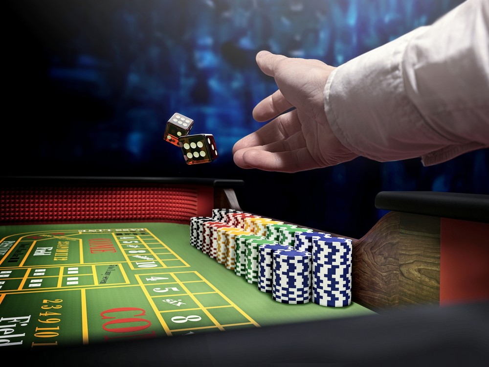 初心者に優しいカジノゲーム - playing craps in casino