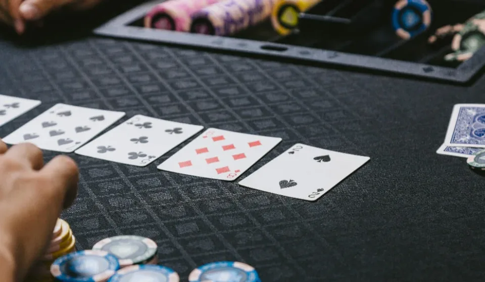 ポーカートーナメント戦略